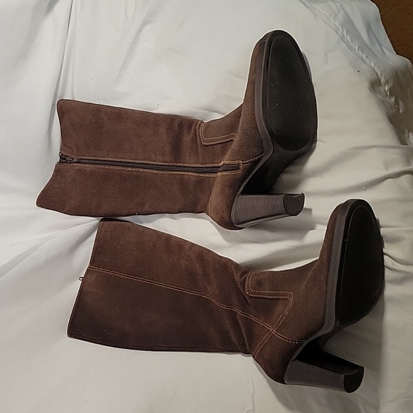 KAYA Brown Knee-High Suede Heeled Boot Side Zippers Stacked Wood Heel - Picture 2 of 9